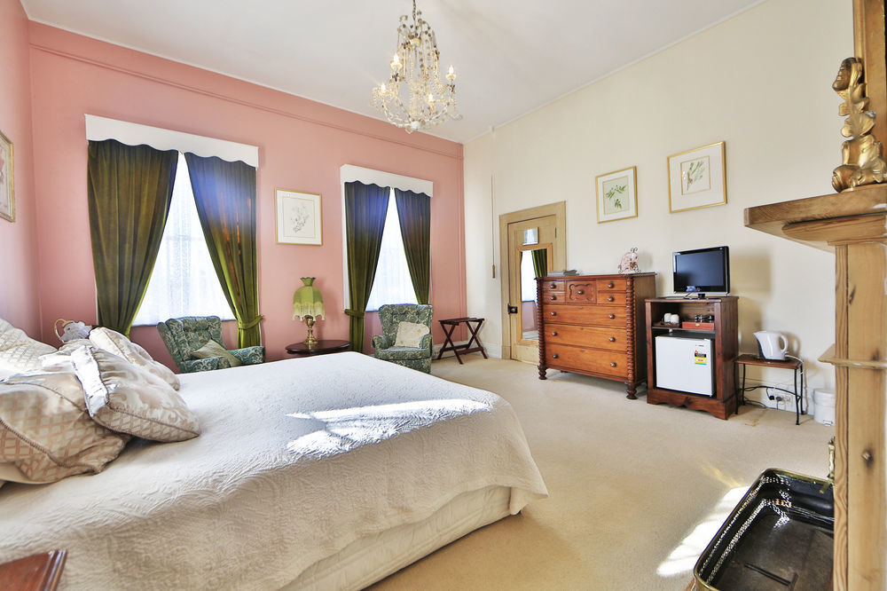 The Racecourse Inn Лонґфорд Екстер'єр фото