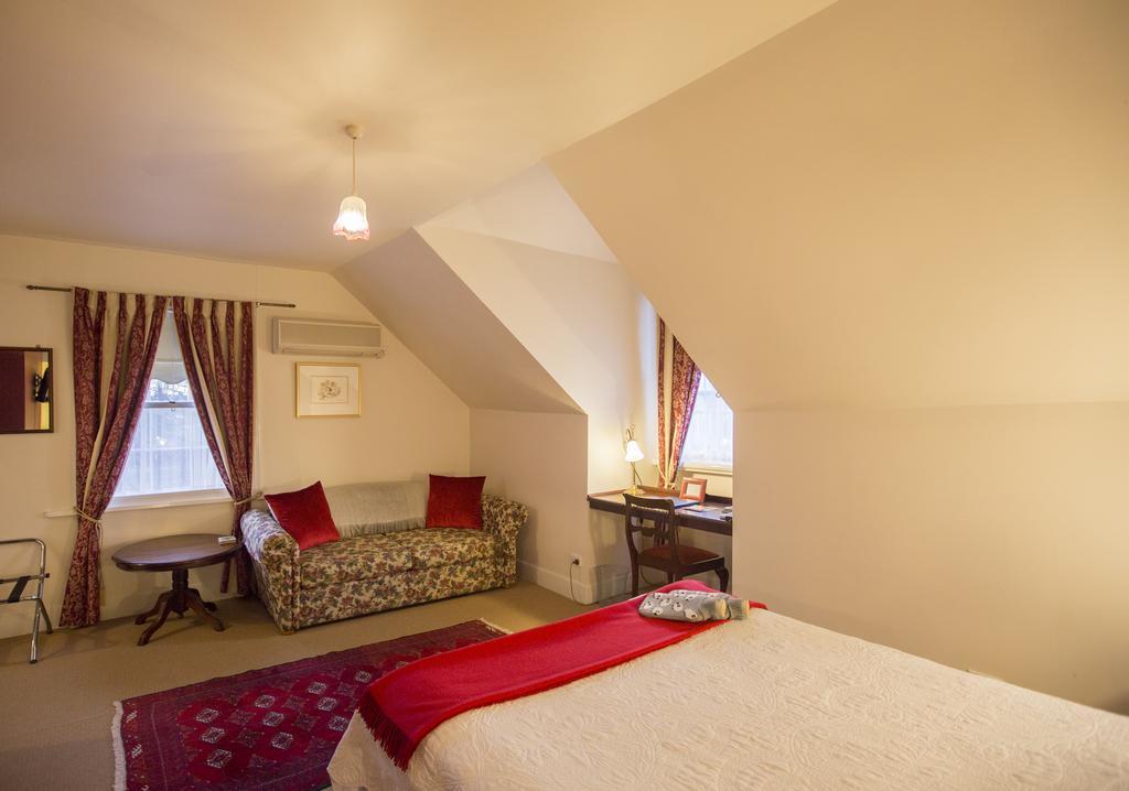 The Racecourse Inn Лонґфорд Екстер'єр фото