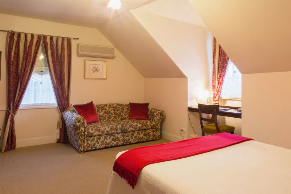 The Racecourse Inn Лонґфорд Екстер'єр фото