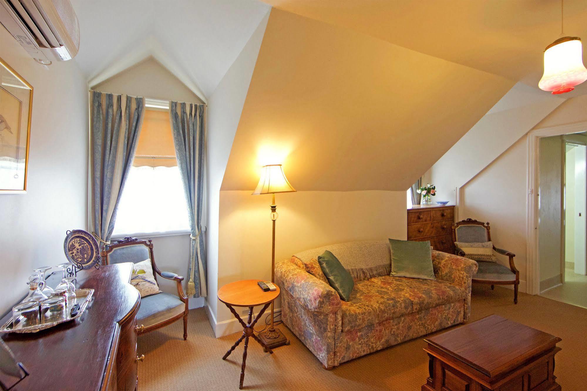 The Racecourse Inn Лонґфорд Екстер'єр фото