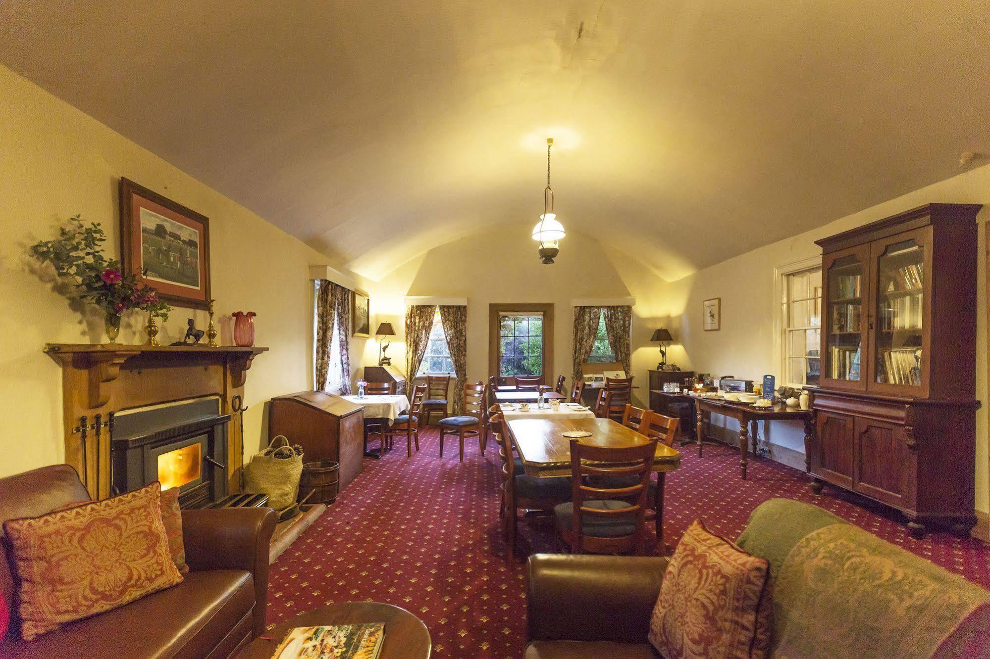 The Racecourse Inn Лонґфорд Екстер'єр фото