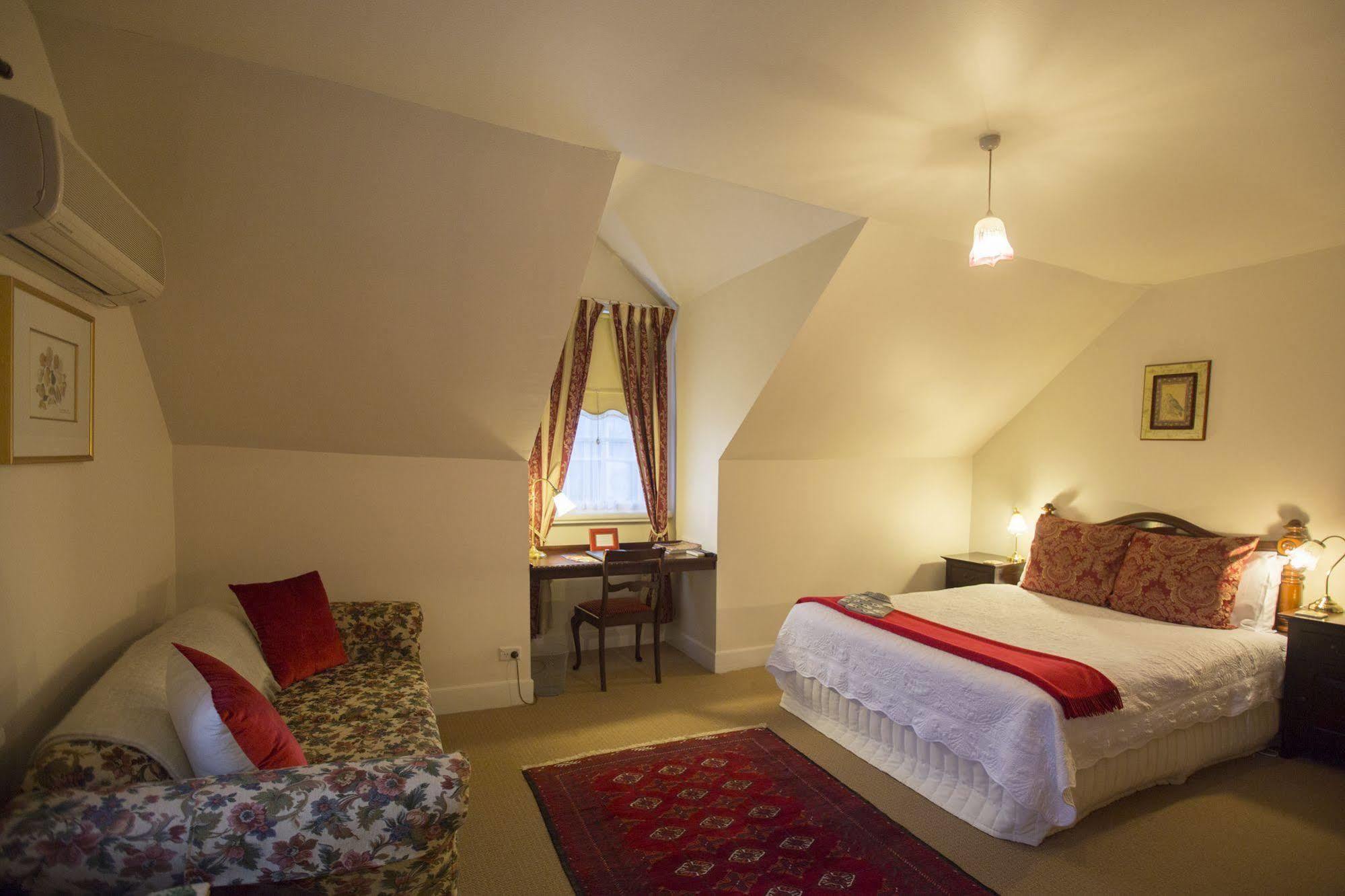 The Racecourse Inn Лонґфорд Екстер'єр фото